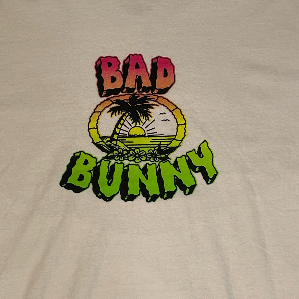Bad Bunny Worlds Hottest Tour T-Shirt Size M Never worn! - Picture 2 of 4